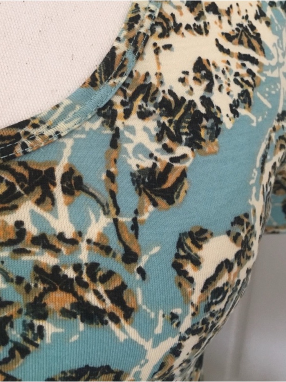 LuLaRoe LLR Perfect Tee Roses pattern XXS - Picture 2 of 3